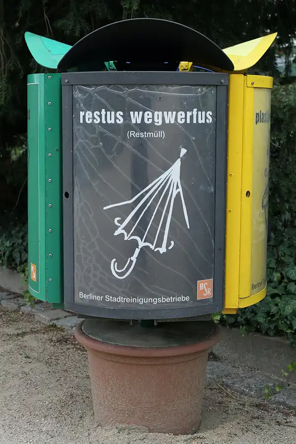 025 | 1900 | bsr – berliner stadtreinigung | restus wegwerfus | © carsten riede fotografie