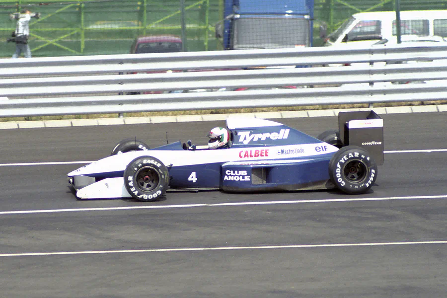 095 | 1992 | Budapest | Tyrrell-Ilmor 020B | Andrea De Cesaris | © carsten riede fotografie