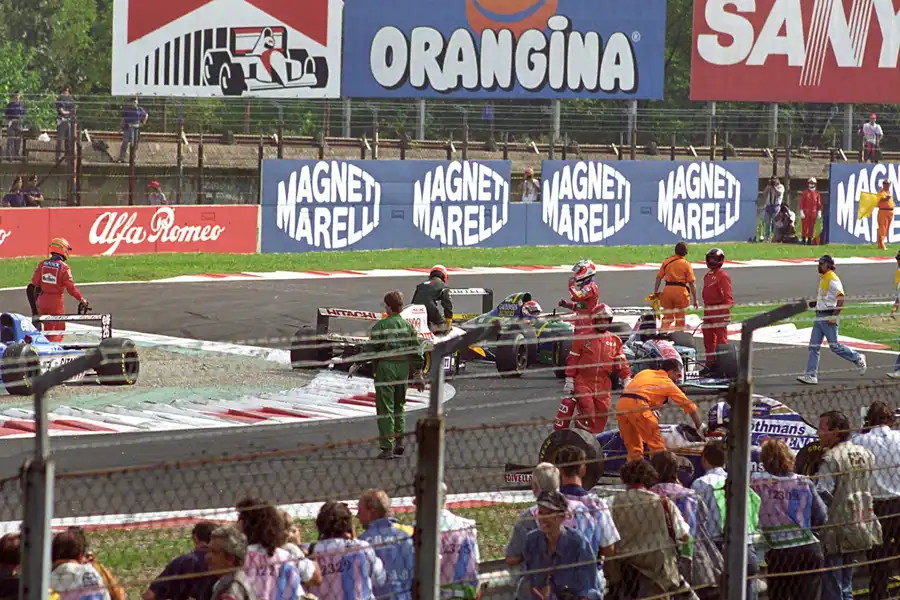 051 | 1994 | Monza | Rennszene | Startcrash | © carsten riede fotografie