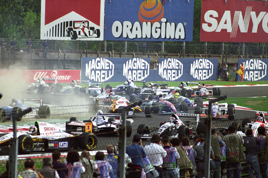 050 | 1994 | Monza | Rennszene | Startcrash | © carsten riede fotografie