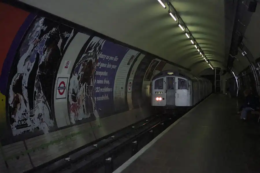 024 | 1995 | London | U-Bahn | © carsten riede fotografie