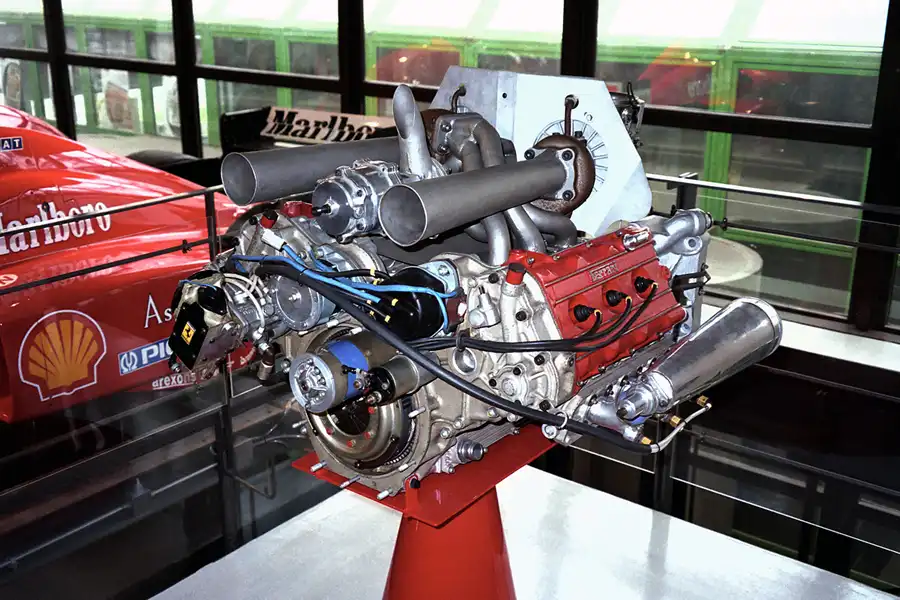 030 | 1998 | Maranello | Galleria Ferrari | Motor Ferrari 1984 (Typ 126C4) | © carsten riede fotografie