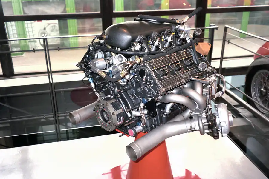 031 | 1998 | Maranello | Galleria Ferrari | Motor Ferrari 1988 (Typ F126/88) | © carsten riede fotografie