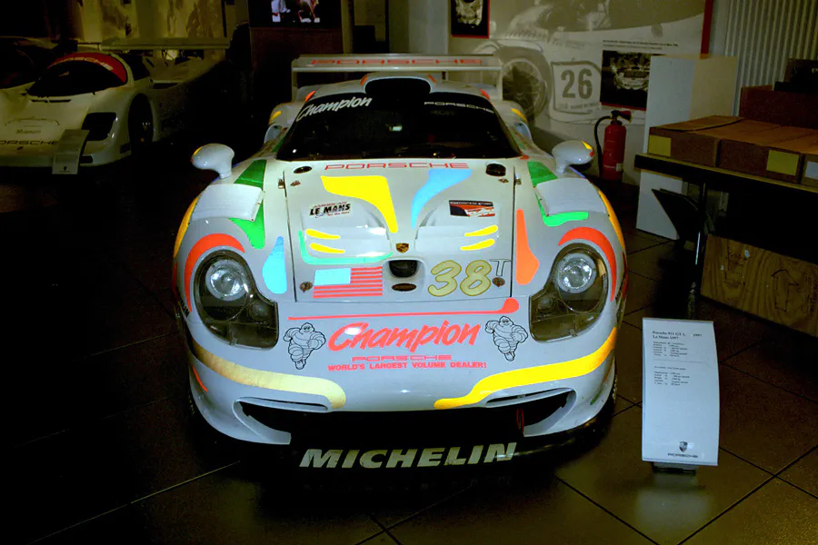 001 | 2000 | Stuttgart | Porsche Museum | © carsten riede fotografie