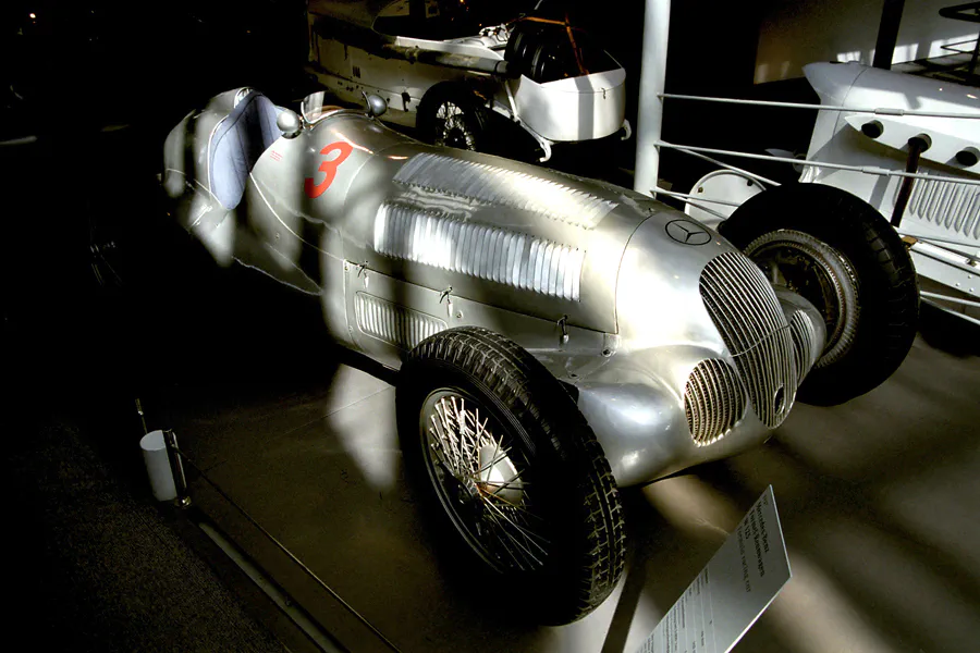 019 | 2000 | Stuttgart | Mercedes Benz Museum | © carsten riede fotografie
