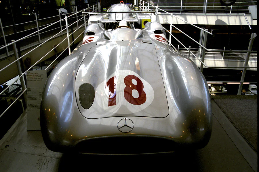 022 | 2000 | Stuttgart | Mercedes Benz Museum | © carsten riede fotografie