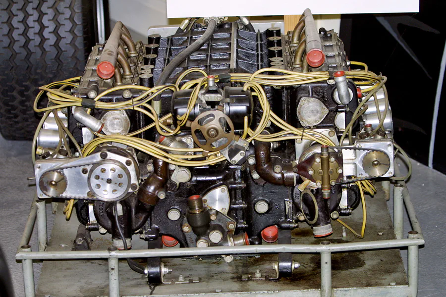 034 | 2004 | Donington | Grand Prix Collection | BRM 75 H16 Motor (1966-1967) | © carsten riede fotografie