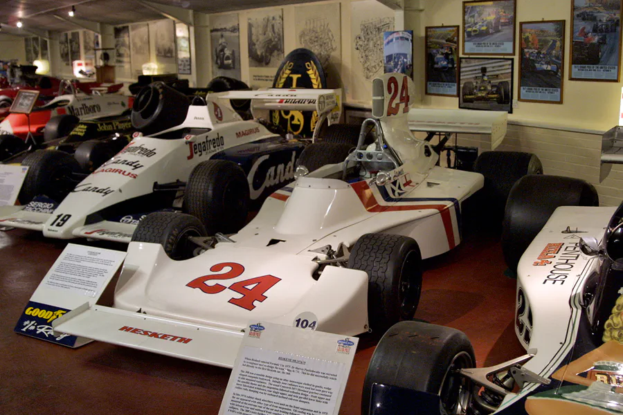 102 | 2004 | Donington | Grand Prix Collection | Hesketh-Ford Cosworth 308 (1974-1975) | © carsten riede fotografie