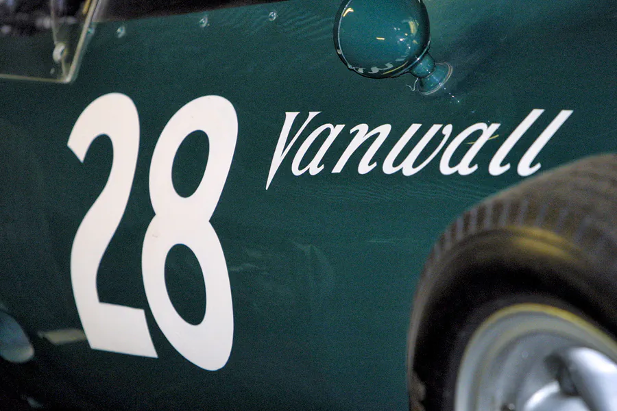 204 | 2004 | Donington | Grand Prix Collection | Vanwall VW14 (1961) | © carsten riede fotografie