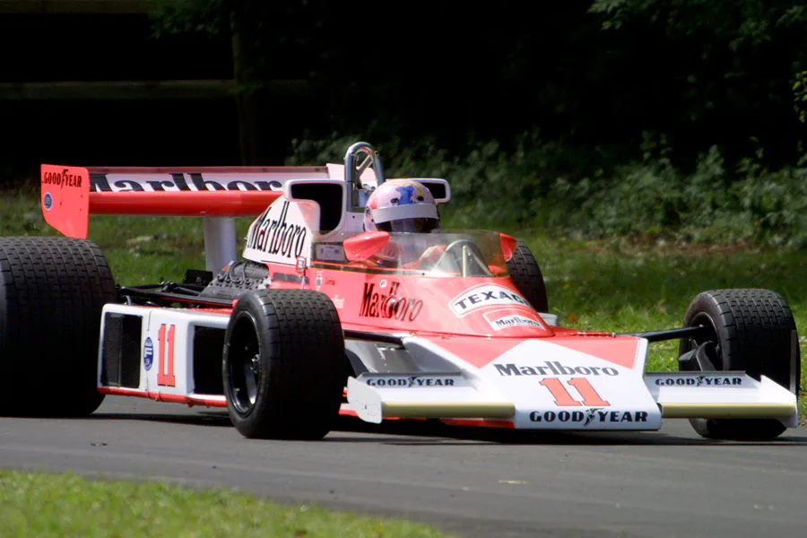 166 | 2004 | Goodwood | Festival Of Speed | McLaren-Ford Cosworth M23 (1973-1978) | © carsten riede fotografie
