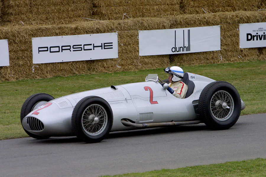 174 | 2004 | Goodwood | Festival Of Speed | Mercedes Benz W154 (1939) | John Surtees | © carsten riede fotografie