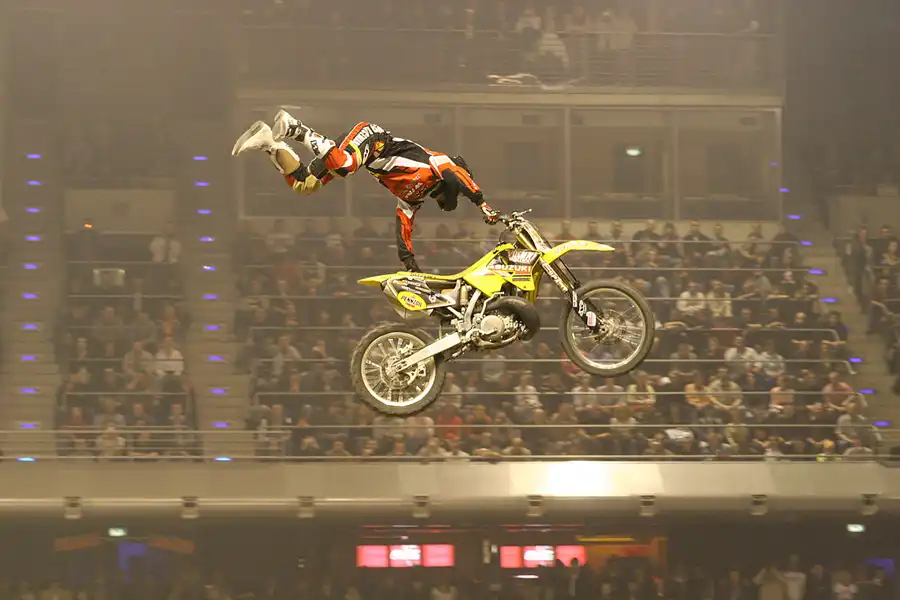 020 | 2005 | Berlin | Night Of The Jumps | © carsten riede fotografie