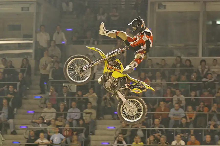 044 | 2005 | Berlin | Night Of The Jumps | © carsten riede fotografie