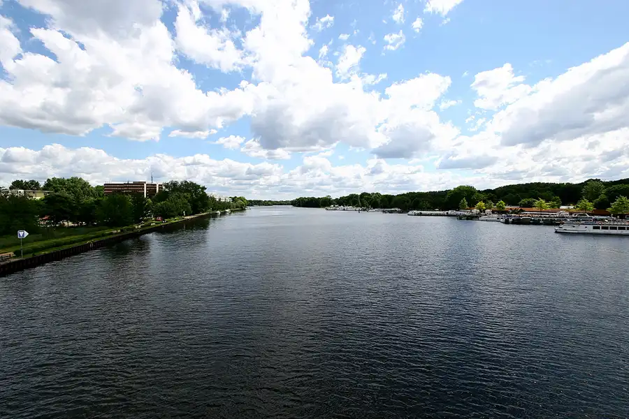 024 | 2005 | Berlin | An den Treptowers | © carsten riede fotografie