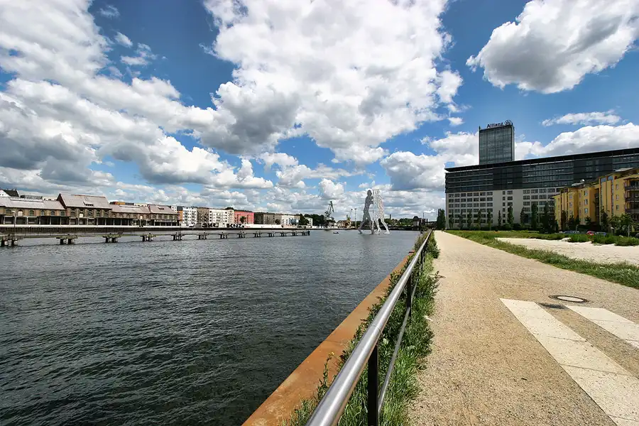 047 | 2005 | Berlin | An den Treptowers | © carsten riede fotografie