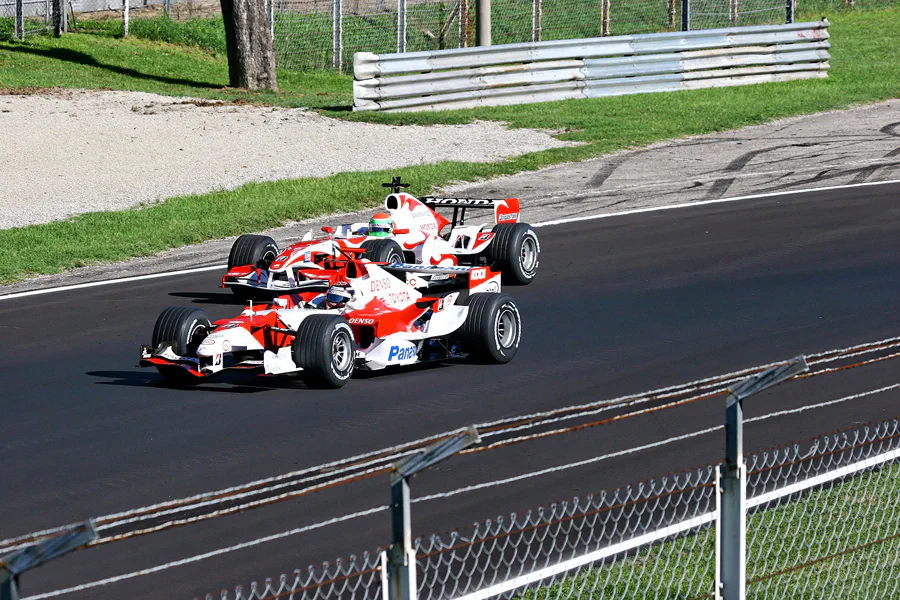 113 | 2006 | Monza | Toyota TF106B | Jarno Trulli + Super Aguri-Honda SA06 | Sakon Yamamoto | © carsten riede fotografie