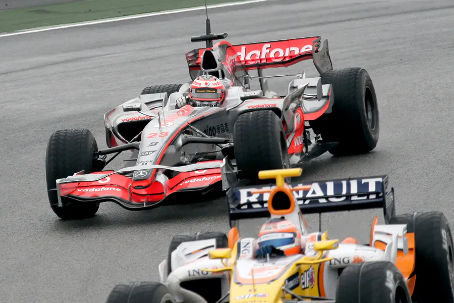 121 | 2008 | Barcelona | McLaren-Mercedes Benz MP4-23 + Renault R28 | Heikki Kovalainen + Nelson Piquet Jr. | © carsten riede fotografie