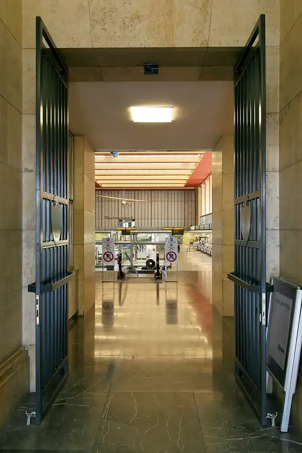 021 | 2008 | Berlin | Flughafen Tempelhof | © carsten riede fotografie