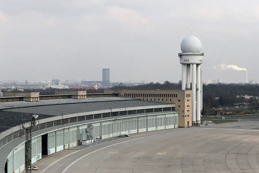 033 | 2008 | Berlin | Flughafen Tempelhof | © carsten riede fotografie