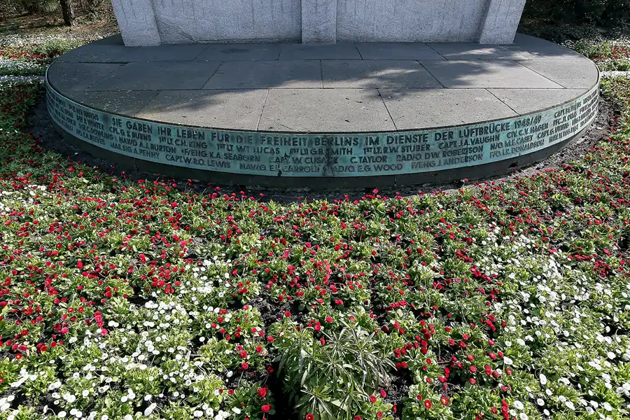 087 | 2008 | Berlin | Flughafen Tempelhof – Platz der Luftbrücke | © carsten riede fotografie