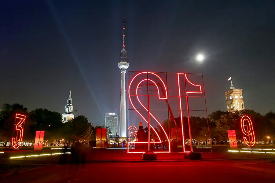 055 | 2008 | Berlin | Festival Of Lights – Marx-Engels-Forum + St. Marien Kirche + Fernsehturm + Berliner Rathaus | © carsten riede fotografie