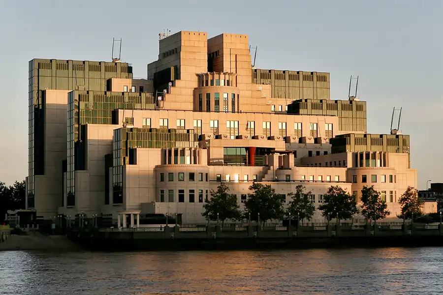 124 | 2009 | London | MI6 Building | © carsten riede fotografie