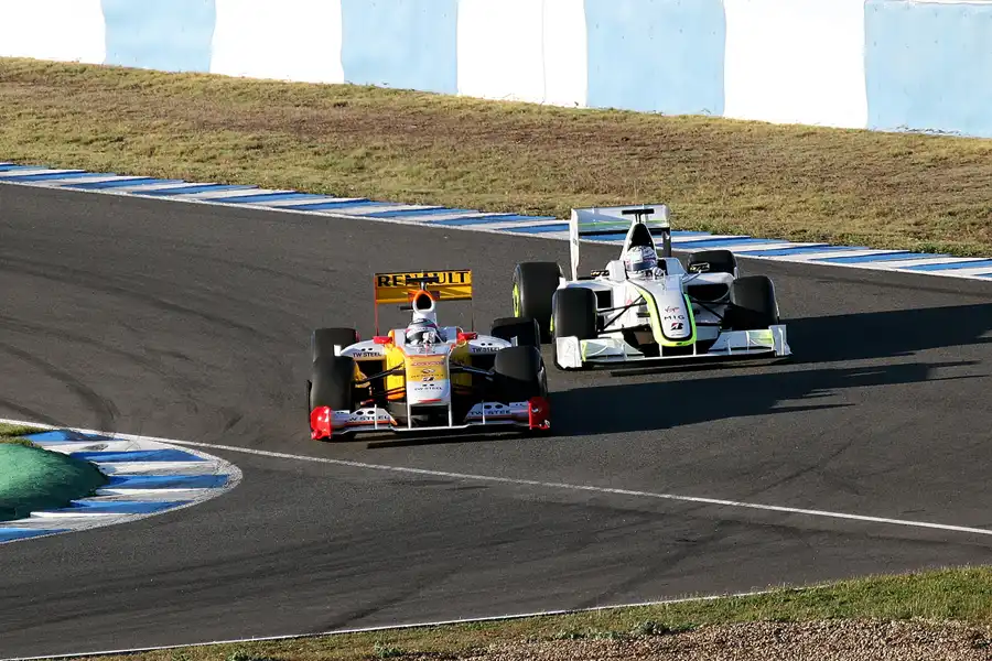 135 | 2009 | Jerez De La Frontera | Renault R29 | Bertrand Baguette + Brawn-Mercedes Benz BGP001 | Mike Conway | © carsten riede fotografie