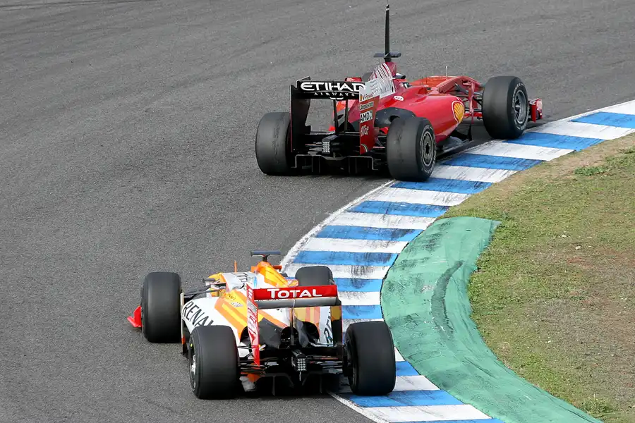 147 | 2009 | Jerez De La Frontera | Renault R29 | Lucas Di Grassi + Ferrari F60 | Daniel Zampieri | © carsten riede fotografie