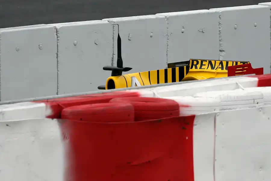 139 | 2010 | Barcelona | Renault R30 | Vitali Petrov | © carsten riede fotografie