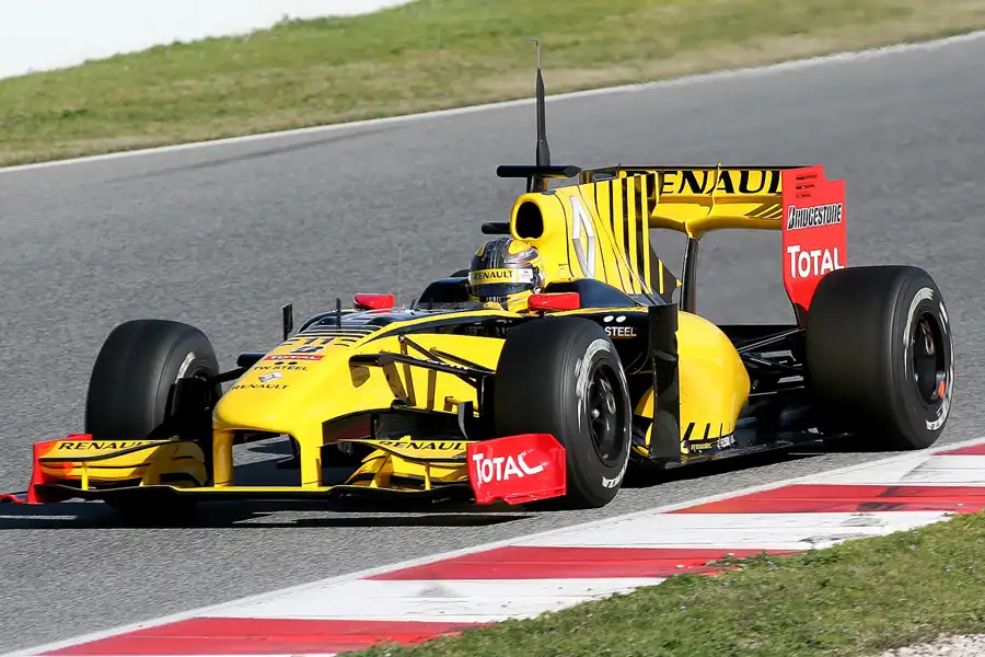 144 | 2010 | Barcelona | Renault R30 | Robert Kubica | © carsten riede fotografie