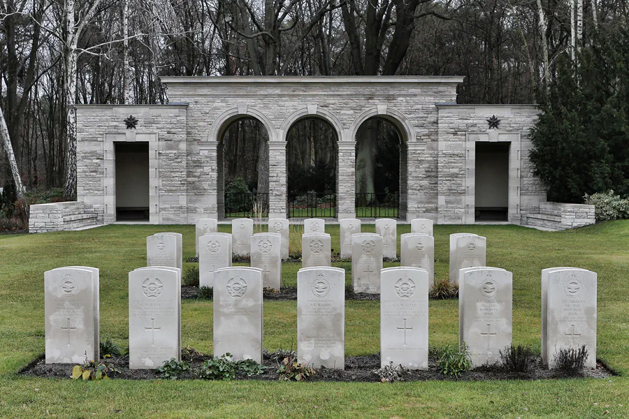 163 | 2011 | Berlin | War Cemetery | © carsten riede fotografie