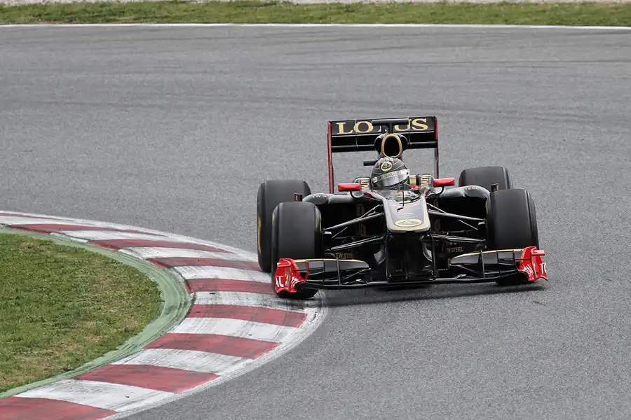 172 | 2011 | Barcelona | Renault R31 | Nick Heidfeld | © carsten riede fotografie