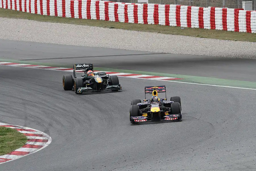 187 | 2011 | Barcelona | Red Bull-Renault RB7 | Sebastian Vettel + Lotus-Renault T128 | Jarno Trulli | © carsten riede fotografie