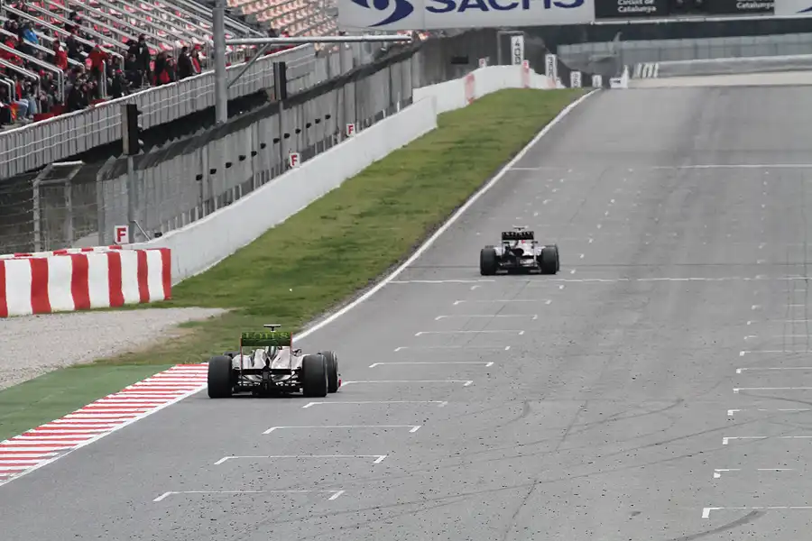 213 | 2011 | Barcelona | Renault R31 | Nick Heidfeld + Red Bull-Renault RB7 | Sebastian Vettel | © carsten riede fotografie