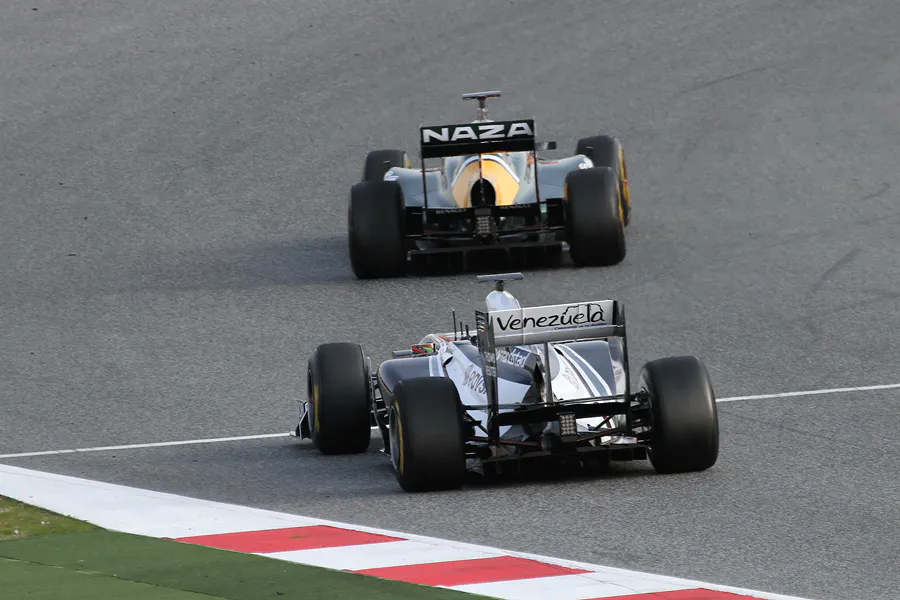 304 | 2011 | Barcelona | Williams-Cosworth FW33 | Pastor Maldonado + Lotus-Renault T128 | Jarno Trulli | © carsten riede fotografie