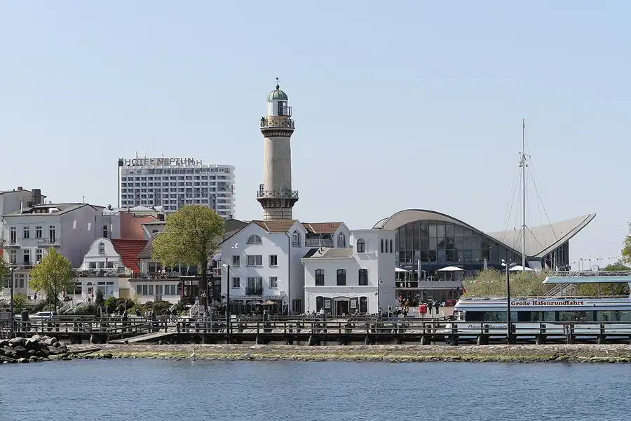 005 | 2011 | Rostock-Warnemünde | Leuchtturm + Teepott | © carsten riede fotografie