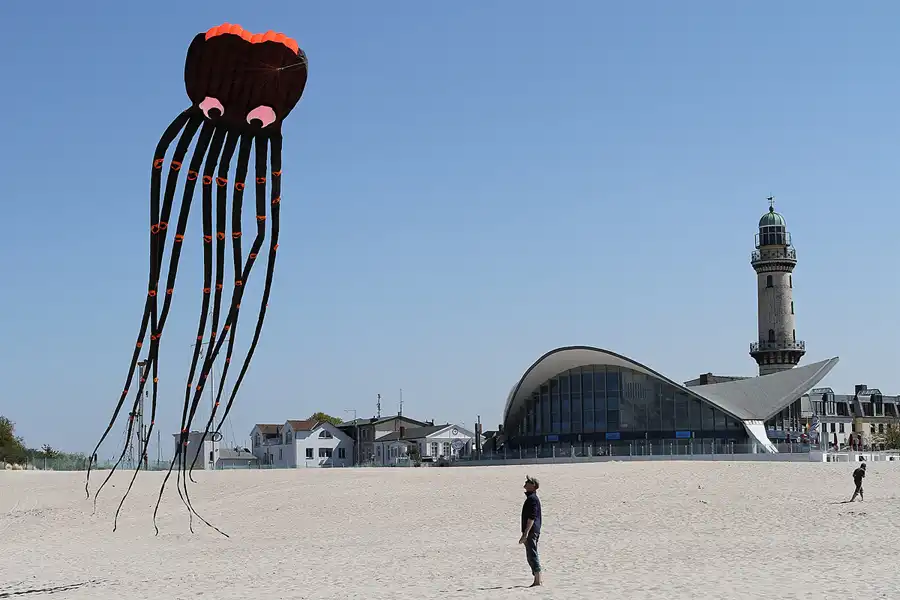 017 | 2011 | Rostock-Warnemünde | Leuchtturm + Teepott | © carsten riede fotografie