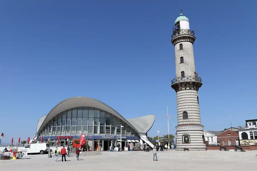 041 | 2011 | Rostock-Warnemünde | Leuchtturm + Teepott | © carsten riede fotografie