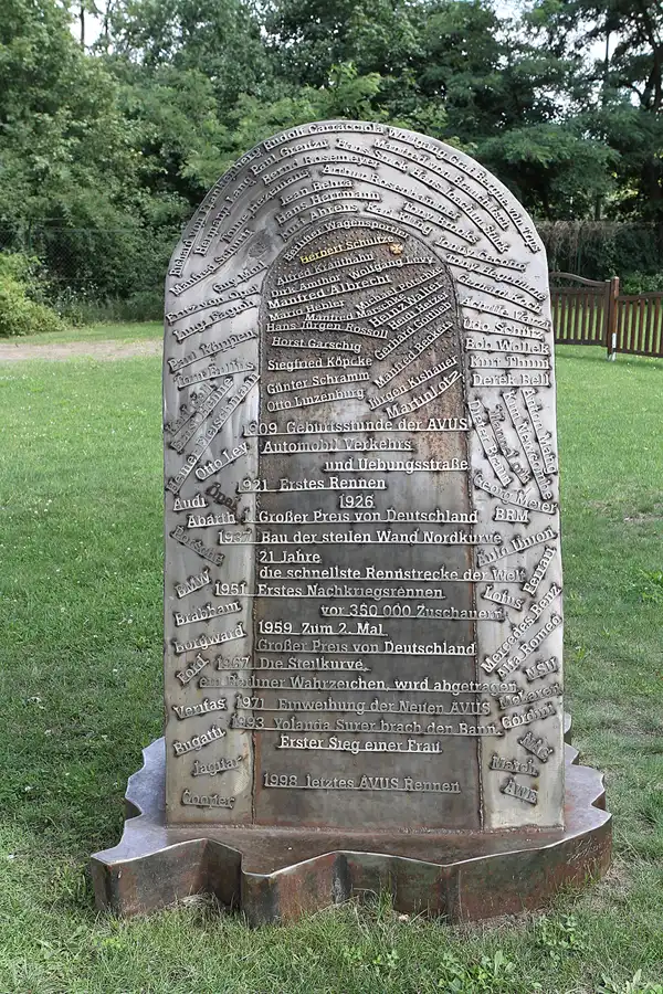 002 | 2011 | Berlin | Avus Denkmal an der Spinner-Brücke – Spanische Allee | © carsten riede fotografie