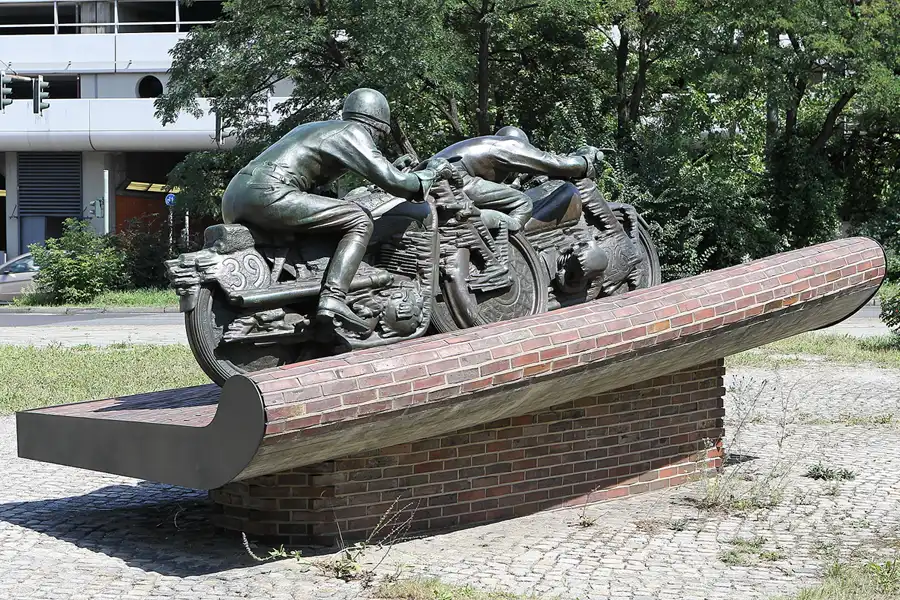 011 | 2011 | Berlin | Avus Denkmal Messedamm | © carsten riede fotografie