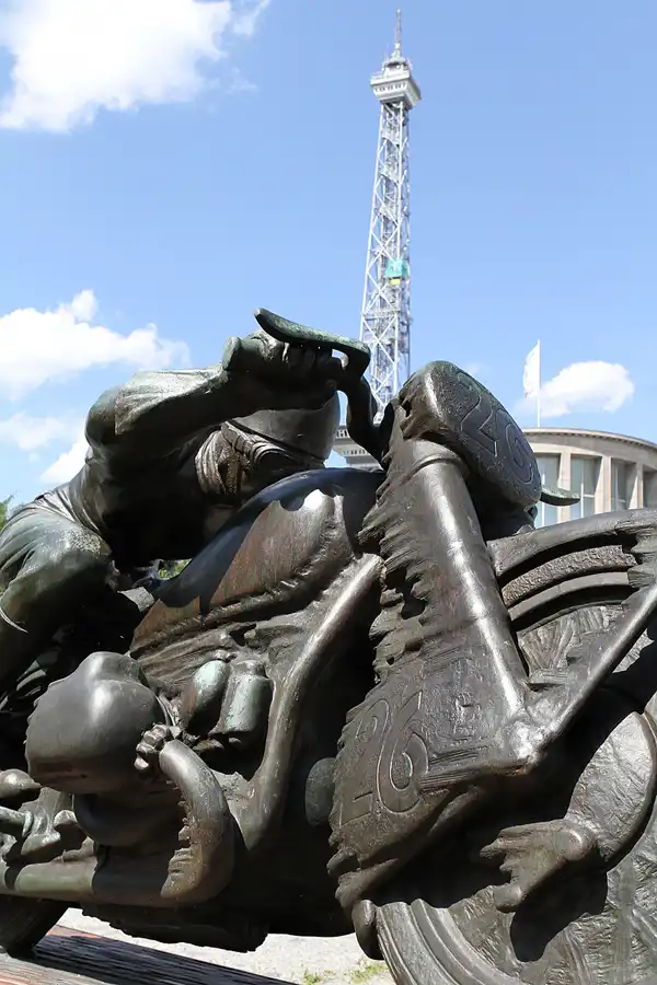 014 | 2011 | Berlin | Avus Denkmal Messedamm | © carsten riede fotografie