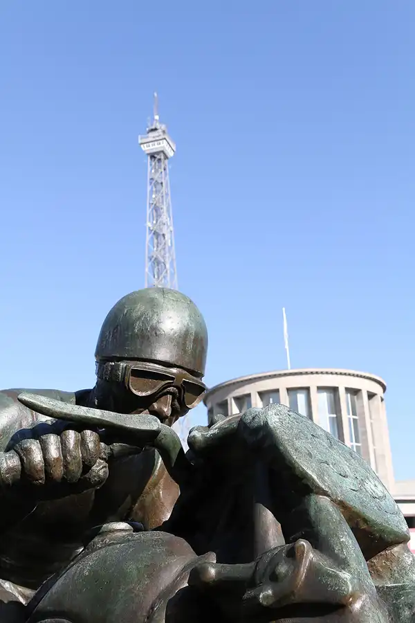 018 | 2011 | Berlin | Avus Denkmal Messedamm | © carsten riede fotografie