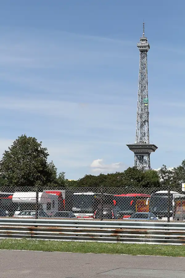024 | 2011 | Berlin | Avus Nordkurve – Blick auf den Funkturm | © carsten riede fotografie