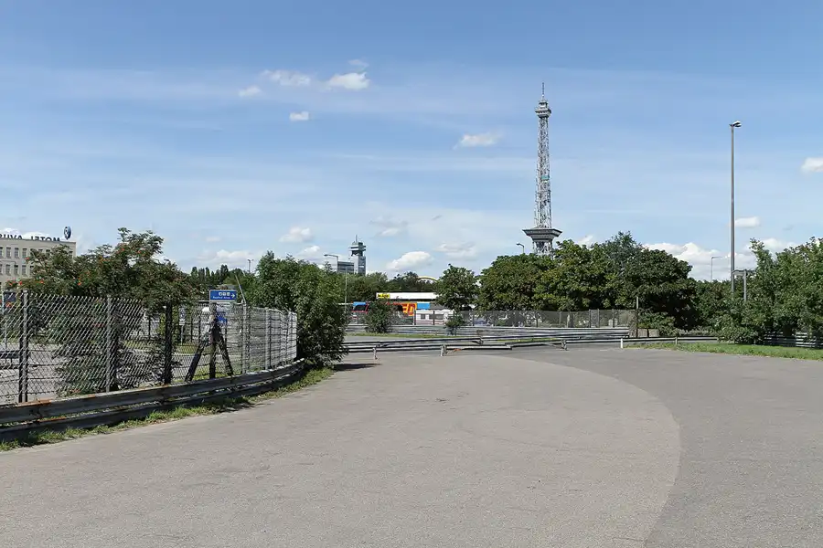 027 | 2011 | Berlin | Avus Nordkurve – Blick auf den Funkturm | © carsten riede fotografie
