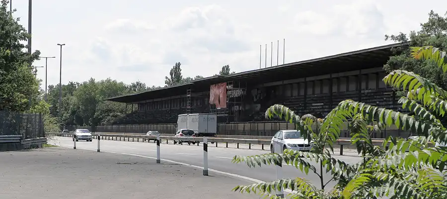 035 | 2011 | Berlin | Avus Nordkurve – Blick auf die Avus Tribünen | © carsten riede fotografie