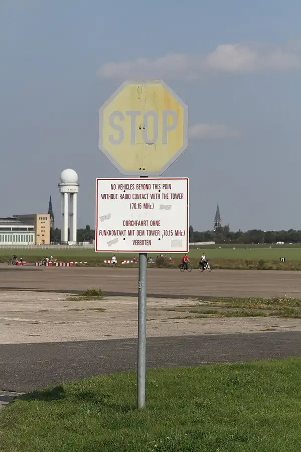 001 | 2011 | Berlin | Tempelhof Field | © carsten riede fotografie