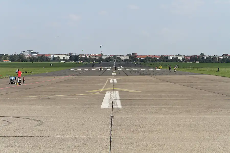 005 | 2011 | Berlin | Tempelhof Field | © carsten riede fotografie