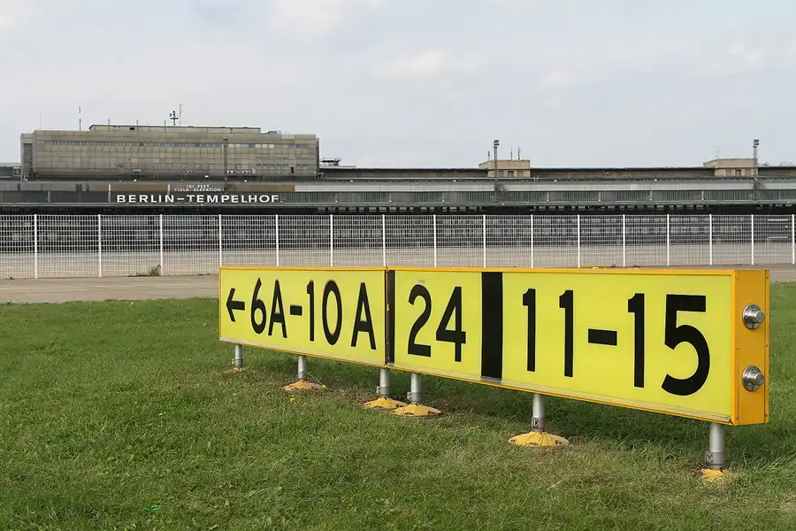 016 | 2011 | Berlin | Tempelhof Field | © carsten riede fotografie