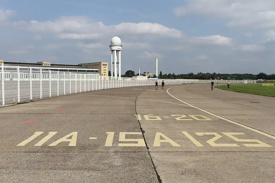 020 | 2011 | Berlin | Tempelhof Field | © carsten riede fotografie