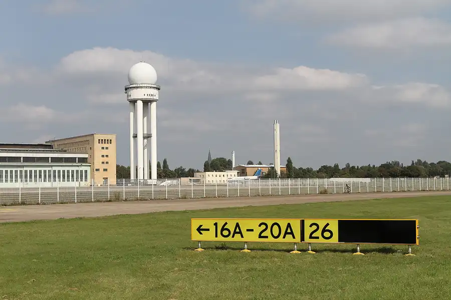 025 | 2011 | Berlin | Tempelhof Field | © carsten riede fotografie